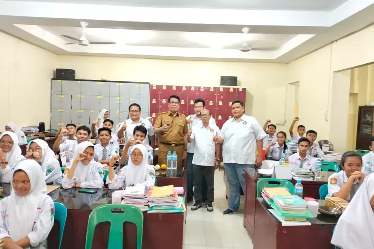 Persatuan Wartawan Indonesia (PWI) Kota Binjai kembali hadir untuk yang kedua kalinya kolaborasi melaksanakan program pelatihan jurnalistik di Sekolah Menengah Kejuruan Negeri 1 Binjai, Jalan Samanhudi, Binjai Kota, Selasa (14/11/2023). (Realitasonline.id/humas)