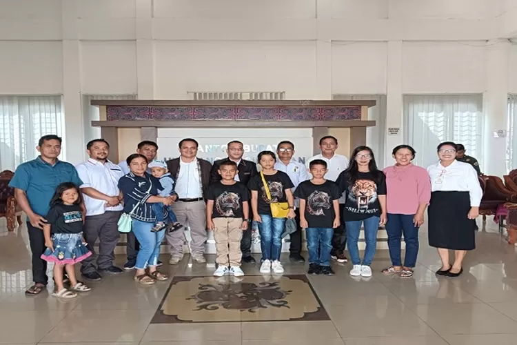 Pj Sekdakab Humbahas Christison Marbun MPd, mewakili Bupati, berangkatkan Tim Matematika gasing ke Kodya Bitung, Sultra (Realitasonline.id/tansir)