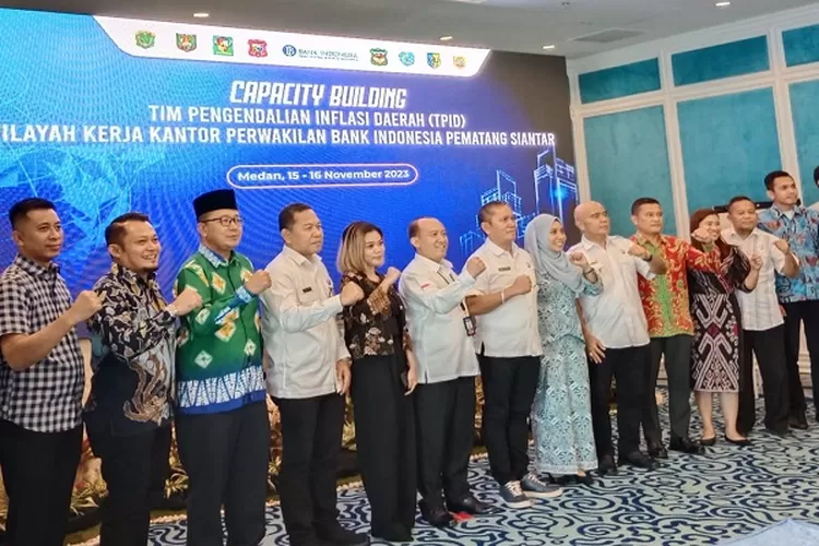 Muqorobin bersama para perwakilan 8 Kabupaten/Kota di acara Capacity building TPID se-Wilayah Kerja KPw-BI Pematang Siantar  (Realitasonline.id/SS)