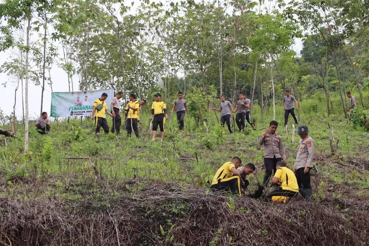 Polres Aceh Selatan, Polda Aceh melaksanakan kegiatan penanaman pohon sebagai bagian dari program nasional Penanaman 10 Juta Pohon (Realitasonline.id/zul)