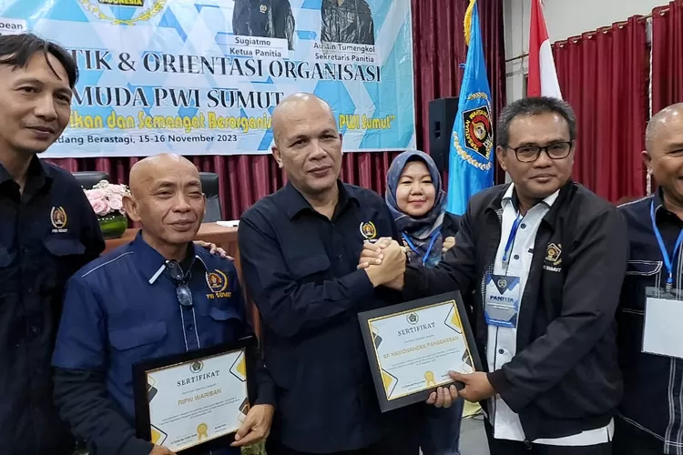 Ketua Panitia pelatihan Jurnalistik Sugiatmo, didampingi sekretaris panitia Austin Antariksa Tumengkol, Bendahara Marini Sinik, Bidang Kegiatan Yan Aswika, menyerahkan piagam penghargaan kepada narasumber (Realitasonline.id/pwi)