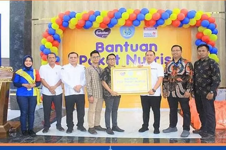 Kepala Cabang Indomaret Pekanbaru Budiono menyerahkan CSR kepada Bupati Labuhanbatu dr. H. Erik Adtrada Ritonga untuk  bantuan nutrisi kepada masyarakat (Realitasonline.id/RS)