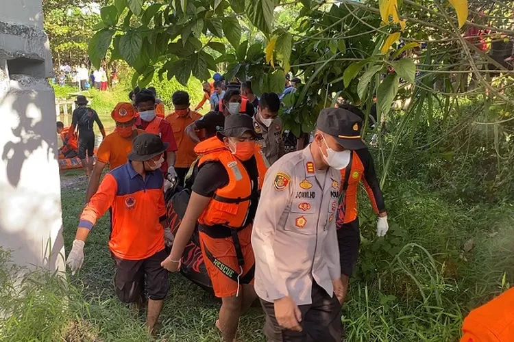 Kapolsek Indrapura AKP Jonni J. Damanik SH MH bersama team Basarnas saat mengevakuasi mayat hanyut atas nama Bagas. ( Realitasonline/H.Guntur Sinaga)