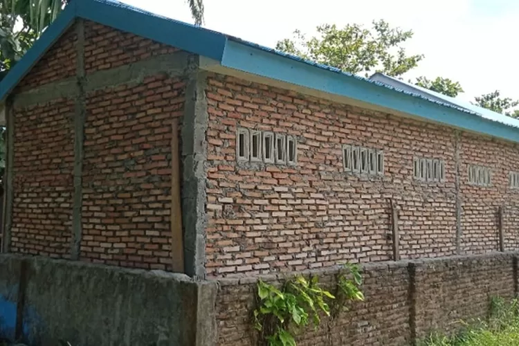 Dinding kamar mandi yang tidak diplaster menjadi tanggungjawab pihak sekolah (Realitasonline.id/zul)