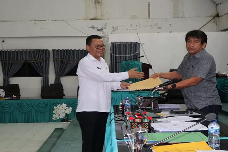 Bupati Toba Poltak Sitorus menyerahkan nota jawabanya kepada pimpinan sidang Wakil Ketua DPRD Toba Mangatas Silaen (Realitasonline.id/MS)