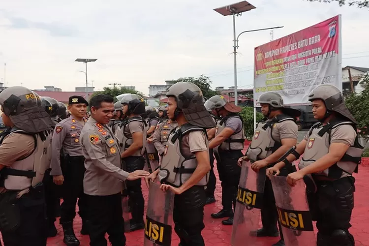 Kapolres Batubara AKBP Jose DC Fernandes S.Ik memeriksa kelengkapan personil dalam pelatihan Dalmas Polres Batubara  (Realitasonline/H.Guntur Sinaga)