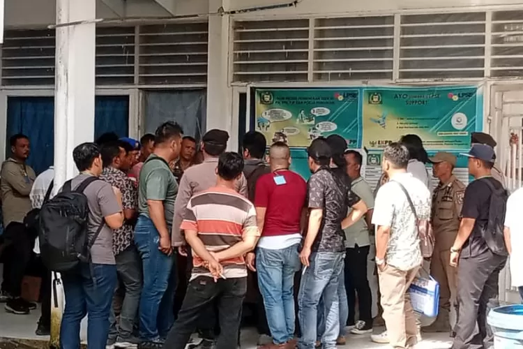 Ratusan rekanan kontraktor Gruduk kantor bupati Langkat Jum'at 17/11 Siang.  (RealitasOnline.id/MA)