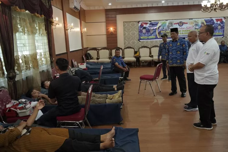 DPK Korpri Asahan menggelar aksi Donor Darah di Ruangan Rumah Dinas Bupati Asahan, (17/11/2023).  (Realitasonline.id/humas)