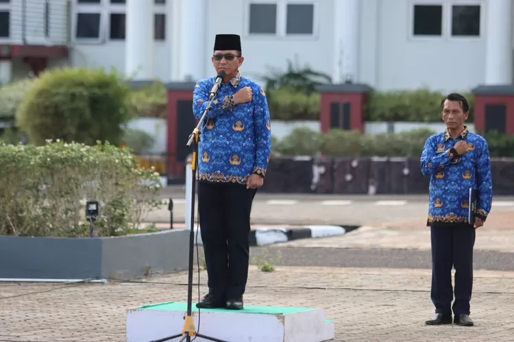 Pemerintah Kabupaten Belitung Timur menggelar apel dalam rangka memperingati Hari Kesehatan Nasional di  halaman Kantor Bupati Beltim, Jumat (17/11). (Realitasonline.id/humas)
