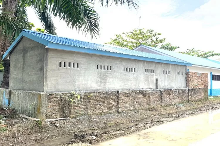 Dinding kamar mandi SDN 105352 setelah diplaster pihak sekolah (Realitasonline.id/zul)