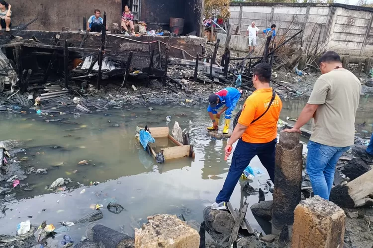 TURUN: Tim Laboratorium Forensik diturunkan untuk mengungkap kasus Ilegal Tapping menyebabkan kebakaran pipa BBM milik Pertamina di Jalan P Halmahera, Lingkungan 10, Kampung Kurnia, Kecamatan Medan Belawan.   (Realitasonlinde.id/Polda Sumut)