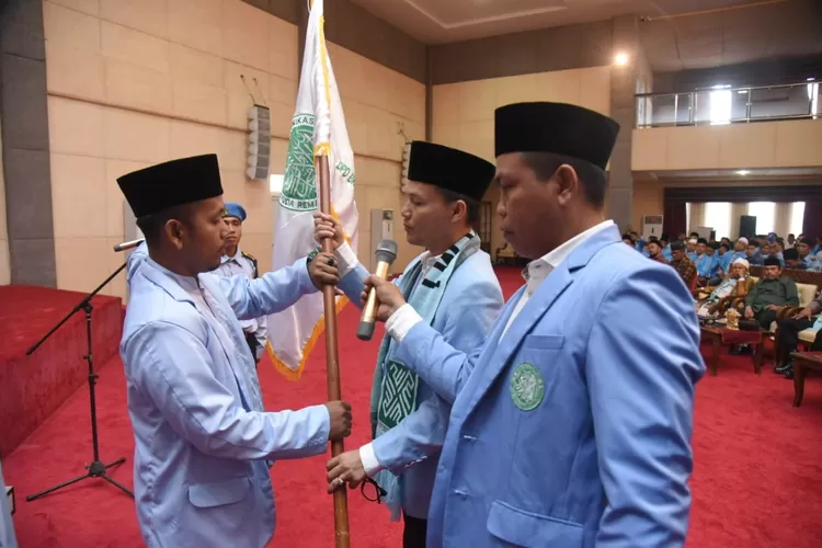 Lantik : Ketua DPW BKPRMI Sumut, Safrizal Harahap, menyerahkan pataka kepada Ketua BKPRMI Tapsel Ranto Bangun Harahap, pada pelantikan Sabtu (18/11/2023).  (Realitasonline/ Riswandy)