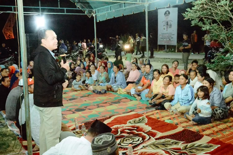 Bupati Batubara Ir H. Zahir M. AP memberikan ceramah yang disambut antusias oleh ratusan warga.  ( Realitasonline/H.Guntur Sinaga)
