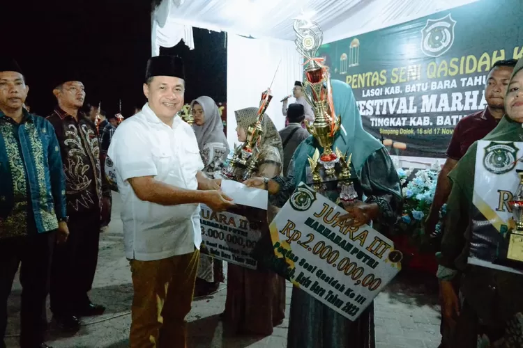 Bupati Batubara Ir H Zahir M. AP memberikan hadiah kepada para pemenang perlombaan dalam pentas seni Qasidah Kabupaten Batubara.  (  Realitasonline/H.Guntur Sinaga )