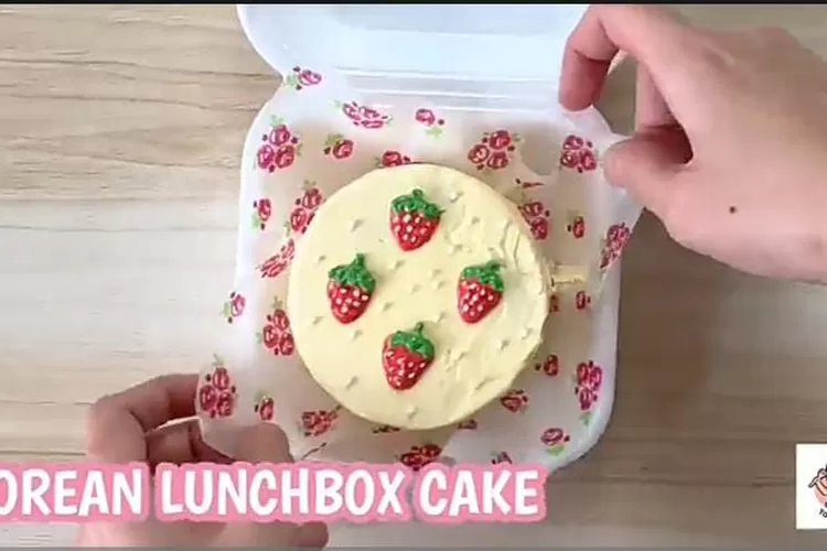 Korean Lunc Box Cake Kado Spesial Hari Guru (Tangkapan Layar YouTube Fun Cooking with Yackikuka)