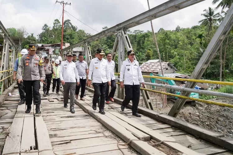 Pj Gubernur Sumut Hassanudin bersama Pj Ketua TP PKK Sumut Dessy Hassanudin dan rombongan meninjau Jembatan Idano Noyo di Nias Barat, (Realitasonline.id/Dok)