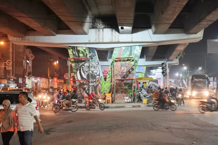 Karya seniman mural dari manca negara termasuk Indonesia menghiasi pilar Flyover Amplas. (Realitasonline.id/iw)