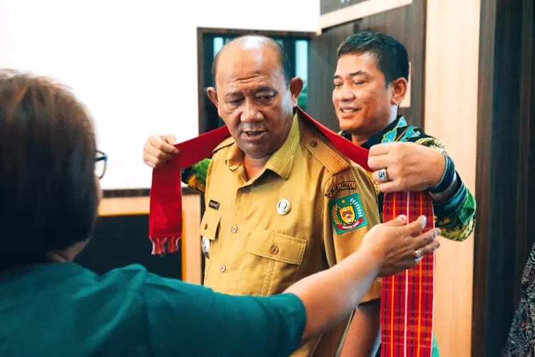 Plt Bupati Langkat H.Syah Afandin SH menerima Audiensi Panitia Perayaan Natal Oikumene dan Pesparawi, bertempat di ruang kerja Bupati Langkat, Senin 20 November 2023. (Realitasonline.id/kominfo)