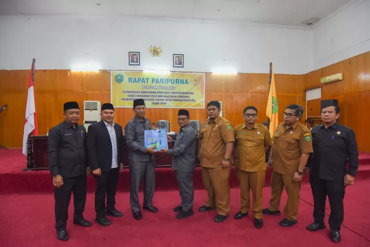Pj. Walikota Padangsidimpuan Dr. H. Letnan Dalimunthe, S.K.M, M.Kes Serahkan Nota Keuangan Rancangan APBD Kota Padangsidimpuan Tahun 2024 Kepada Ketua DPRD Padangsidimpuan Siwan Siswanto Dan Disaksikan Seluruh Yang Hadir Di Ruang Rapat Paripurna DPRD Kota Padangsidimpuan (Realitasonline.id/RIF)