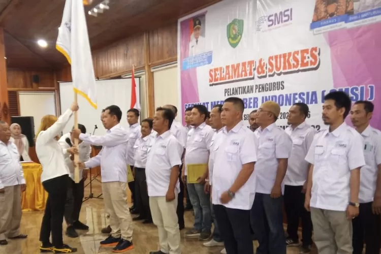 Kepengurusan Serikat Media Siber Indonesia (SMSI) Kabupaten Tapanuli Selatan periode 2023-2026, resmi dilantik oleh Ketua SMSI Provinsi Sumatera Utara, Erris J Napitupulu, Senin (20/11/2023), di Hall Tabo Coffee Sipirok. (Realitasonline.id/dok)