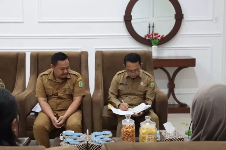 Bupati Kabupaten Serdang Bedagai (Sergai) Darma Wijaya menggelar audiensi di ruang kerjanya di Kompleks Kantor Bupati Sergai, Sei Rampah, Senin (20/11/2023),  (Realitasonline.id/ms)