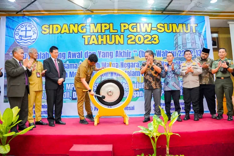 Walikota Medan Bobby Nasution saat membuka Sidang Majelis Pekerja Lengkap (MPL) Persekutuan Gereja-Gereja Indonesia (PGI) Wilayah Sumut Tahun 2023 di Aula Pardede Hotel, Jalan Juanda Medan, Selasa (21/11) malam. (Realitasonline.id/kominfo)