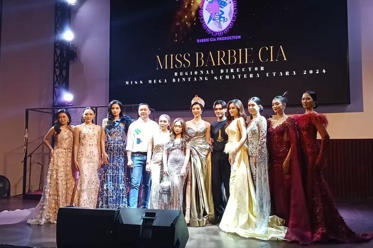 Miss Barbie Cia selaku Founder dari Barbie Cia Production Sumatera Utara, Miss Face of Humanity 2022 Nadia Tjoa dan Dardo Andrio Siregar dari Yayasan Mega Bintang Indonesia melaksanakan sesi foto bersama para model usai tampil dalam fashion show karya Dani Anwar (Sumber: Wiwik Handayani)