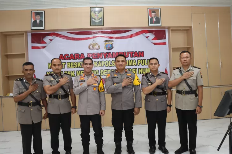 Kapolres Batubara dan Wskapolres Batubara photo bersama dengan keempat pejabat yang baru dilantik  (Realitasonline/H.Guntur Sinaga)