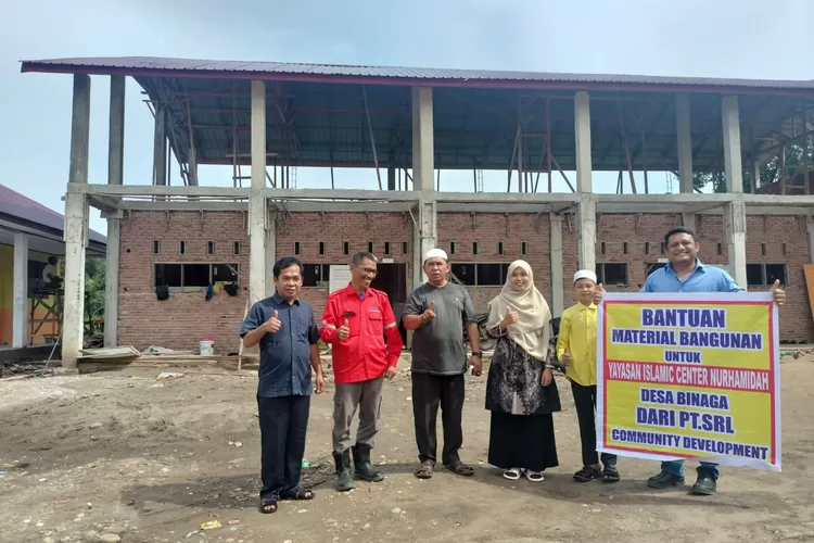 Manajemen PT Sumatera Riang Lestari (SRL) Padanglawas serahkan bantuan berupa material pembangunan lokal sekolah untuk yayasan Islamic Center, Rabu (22/11).   (Realitasonline.id/SS )