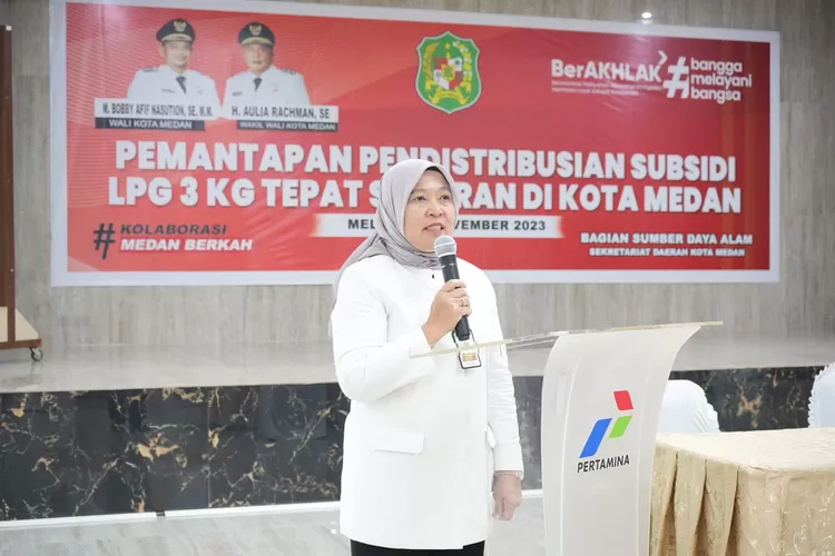 Staf Ahli  Bidang Ekonomi, Keuangan, dan Pembangunan, Emilia Lubis, saat membuka Pemantapan Pendistribusian Subsidi LPG 3 Kg Tepat Sasaran di Kota Medan, Rabu (22/11) di Ruang Bright Gas Kantor Pertamina MOR I Sumbagut. (Realitasonline.id/kominfo)