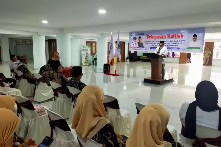 Kafilah MTQ Abdya, diberangkatkan dalam rangka mengikuti MTQ tingkat Provinsi ke 36 di Simeulue. Prosesi pelepasan itu berlangsung di Masjid Agung Baitul Ghafur Abdya yang dipimpin langsung Pj Bupati Abdya, H Darmansah SPd MM, Rabu (22/11). (Realitasonline.id/zal)