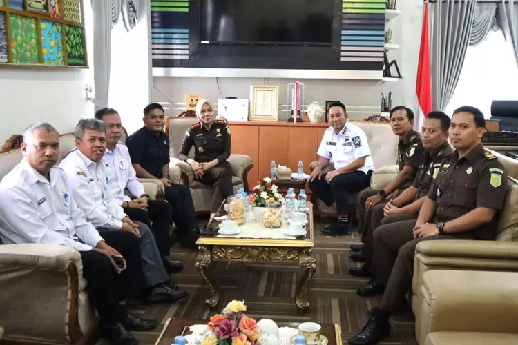 Kepala Kejaksaan Negeri Belitung Timur(Beltim) Dr Rita Susanti melakukan kunjungan kerja sekaligus silahturahmi ke Bupati Beltim Burhanudin di ruang kerja Bupati, Rabu ( 22/11/2023). (Realitasonline.id/humas)