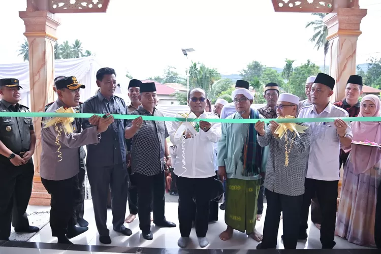 Pj. Walikota Padangsidimpuan Bersama Forkopimda Laksanakan Pengguntingan Pita Peresmian Sumut Bor di Masjid Nurul Islam (Realitasonline.id/rif)