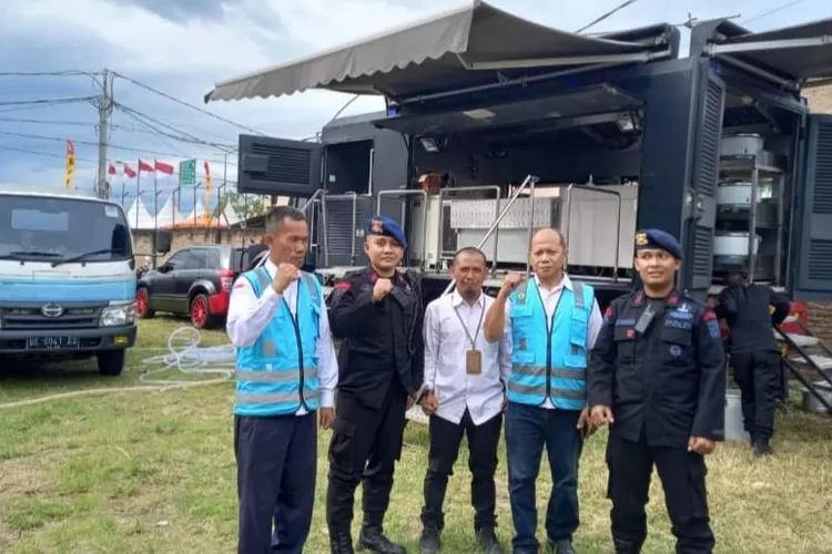 Perusahaan Umum Daerah (Perumda) Tirtanadi Provinsi Sumatera Utara, menghadirkan Tim Trandist dan 2 mobil tangki untuk mengantisipasi pasokan air bersih  (Realitasonline.id/dok)