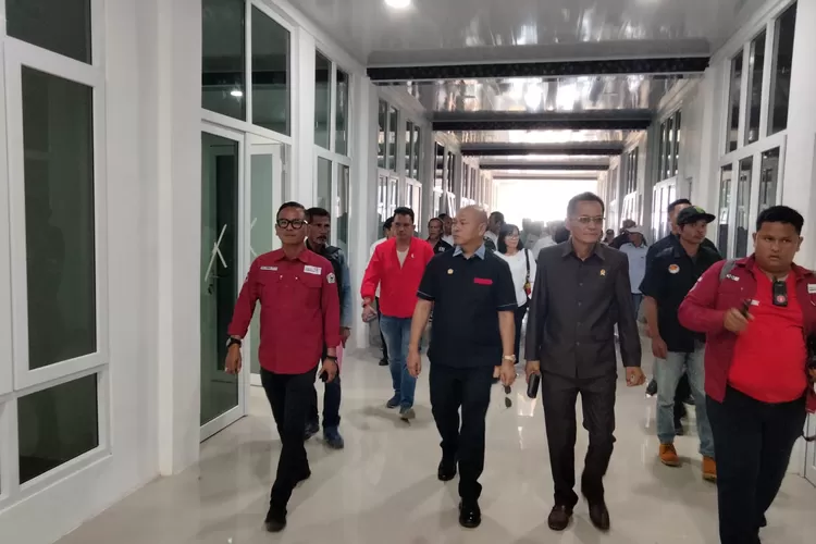 Bupati Taput Nikson Nababan meresmikan pengembangan dan pembangunan daya tarik wisata (DTW) Salib Kasih, Rabu (22/11/2023). (Realitasonline.id/humas)