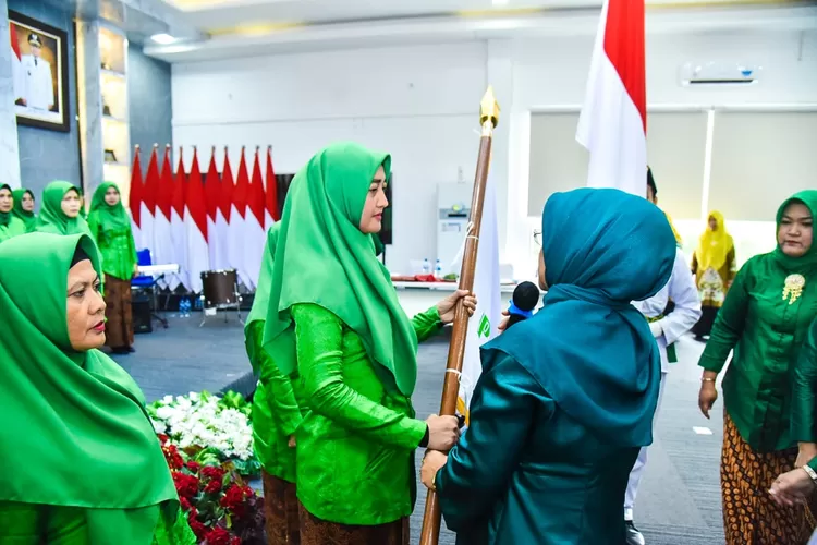 Hj Maya Indryasari SE menerima Pataka Wanita Puja Kesuma Batubara dari Ketua Wanita Puja Kesuma Sumut,  Fatimah.    (Realitasonline/H.Guntur Sinaga )