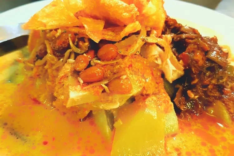 Tampilan Lontong Medan dengan ciri khas kuahnya. Foto: Tangkapan layar Instagram 