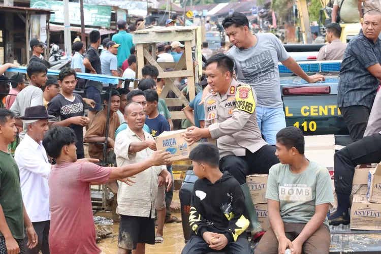 Kapolres Aceh Selatan, Polda Aceh,  AKBP Nova Suryandaru, S.I.K, langsung turun tangan serahkan bantuan tanggap darurat  (Realitasonline.id/zul)