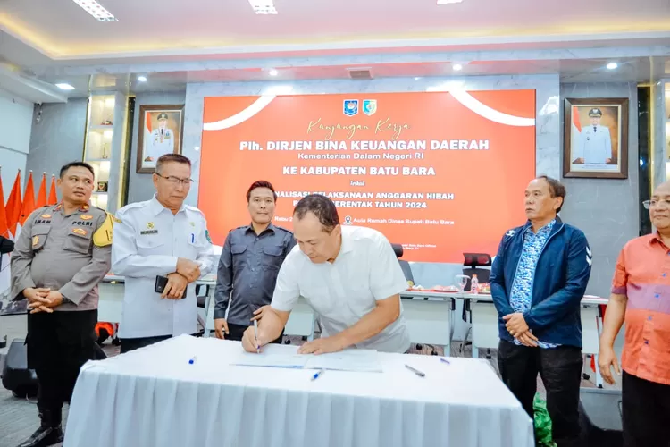 penandatanganan bersama Naskah Perjanjian Hibah Daerah (NPHD) untuk Pilkada 2024 yang berlangsung di aula Rumah Dinas Bupati Batubara, Komplek Perumahan Inalum, Tanjung Gading, Kecamatan Sei Suka, Rabu (22/11). (Realitasonline.id/gus)