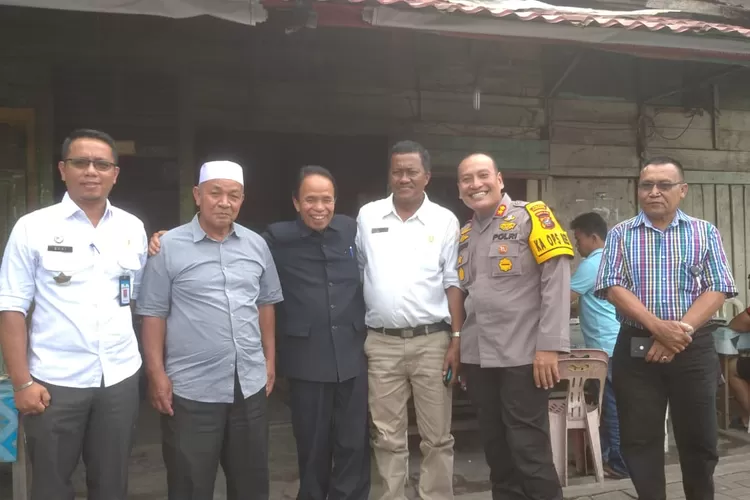 Silaturahmi : Kapolres Padangsidimpuan AKBP. Dudung Setyawan, SH, SIK, MH Berfoto dengan warga masyarakat usai bersilaturrahmi, Rabu (22/11/2023).   (Realitasonline/Riswandy )