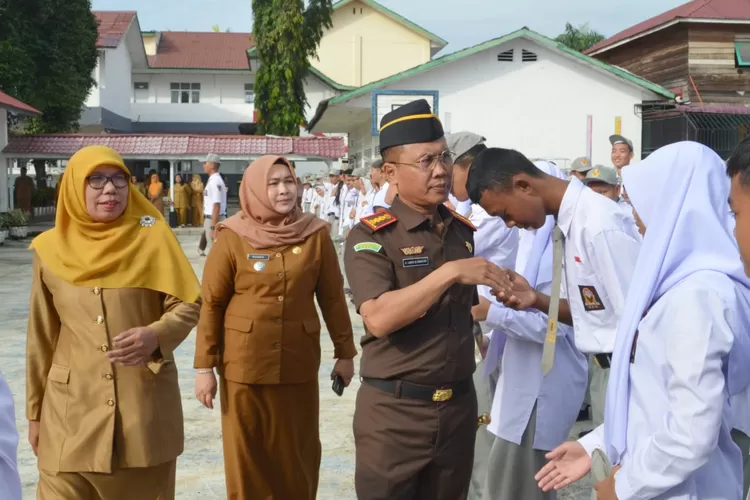  Kajari Padangsidimpuan Dr. Lambok MJ Sidabutar, SH, MH disambut para siswa saat melakukan JMS ke SMAN 1 Padangsidimpuan, di Jalan Sudirman Kota Padangsidimpuan, Senin (21/11/2023).  ( Realitasonline / Riswandy)