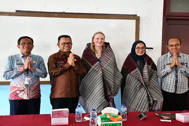 Bupati Toba Poltak Sitorus memberikan cendramata ulos kepada Mrs Kristy mordhost dan Ms.Rahcma jaurinata (Realitasonline.id/MS)