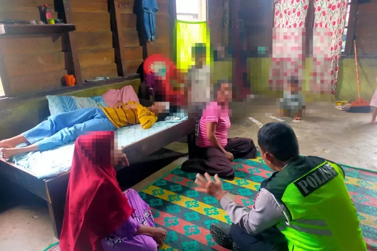 Jenguk : Petugas Sat Lantas Polres Tapsel menjenguk korban sepeda motor laga kambing di Batangtoru Kabupaten Tapsel, Kamis (23/11/2023).   (Realitasonline/Ist)