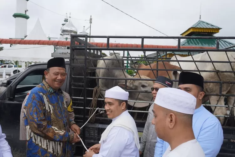 Plt Bupati Langkat H. Syah Afandin, SH menyerahkan bantuan kepada Tuan Guru Babussalam dalam rangka Peringatan Haul Tuan Guru Babussalam ke - 100, bertempat di Besilam Kecamatan Pandang Tualang, Jum'at 24 November 2023. (Realitasonline.id/AA)