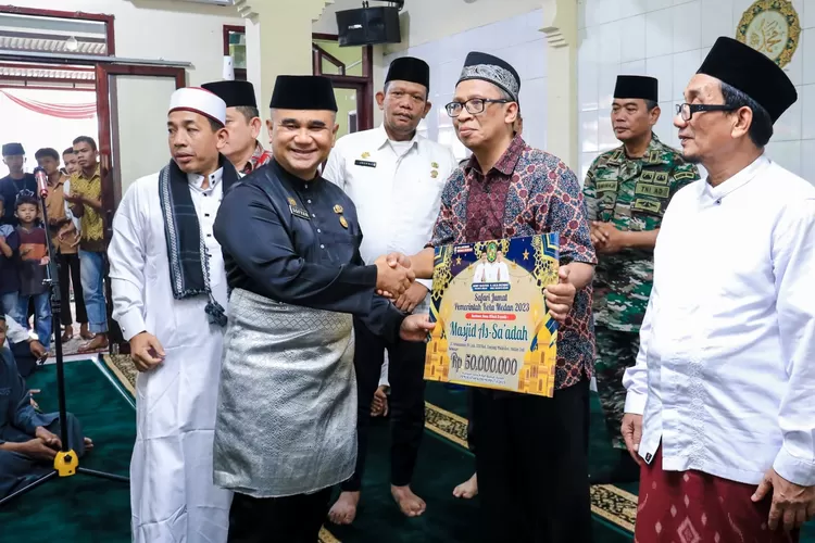 Asisten Pemerintah dan Sosial Muhammad Sofyan ketika melakukan Safari Jumat di Mesjid As Sa'adah, jalan Alumunium IV lingkungan 22, Kelurahan Tanjung Mulia, Kecamatan Medan Deli, Jumat (25/11/2023). (Realitasonline.id/kominfo)