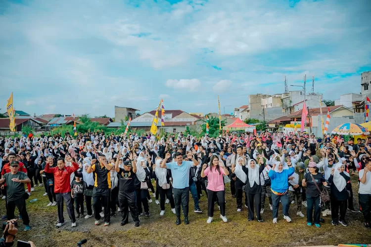 Walikota Bobby Nasution dan Ketua TP PKK Kota Medan Kahiyang Ayu lakukan senam kolaborasi bersama ratusan warga Medan Selayang. (Realitasonline.id/AY)