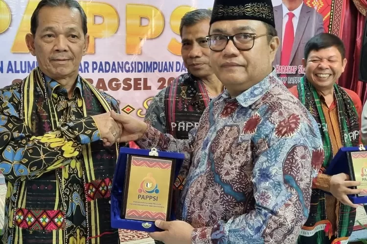 Terima: Tokoh Masyarakat Sumatera Utara, H. Syahrul M. Pasaribu, SH, menerima selempang dan cinderamata dari DPP PAPPSI, Rabu (22/11/2023) malam.   (Realitasonline/Riswandy)