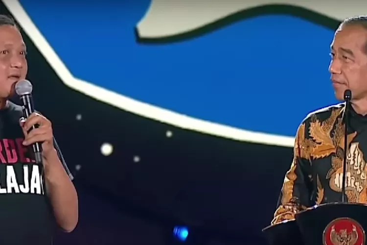 Presiden Joko Widodo (Jokowi) saat bertanya kepada salah satu hadirin di Puncak Perayaan Hari Guru Nasional 2023 di Jakarta (Metro Tv)