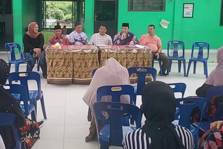Rapat orangtua murid Madrasah Tsanawiyah Negeri Pematang Siantar memutuskan memilih Komite madrasah yang baru  (Realitasonline.id/RH)