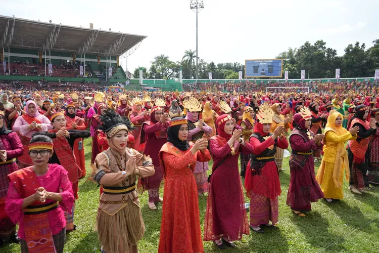 Tarian multi etnis pecahkan rekor Muri pada rangkaian hari guru. (Realitasonline.id/AY)